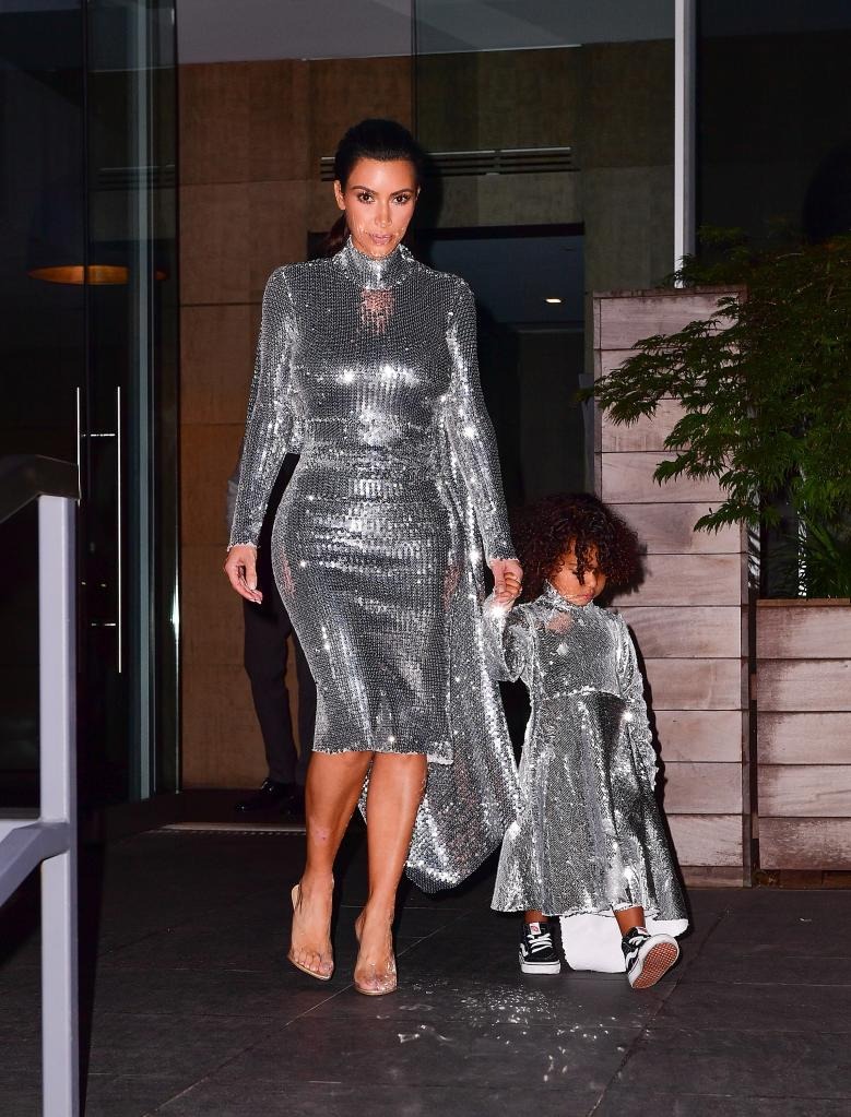 10 bộ trang phục đẹp nhất: Không một ai có phong cách đồ đôi 'mẹ và con' như gia đình Kardashian - Ảnh 9